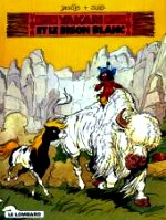 Le printemps est long à venir dans la Grande Prairie... La tribu sioux attend le retour des bisons. Elle a faim. Yakari, qui vit ses rêves, part avec Petit Tonnerre à la recherche du troupeau conduit par Bison Blanc. Aidés par Grand-Aigle les deux amis traversent un désert brûlant avant de se trouver face à une muraille de rochers. Yakari l?escalade et découvre de verts pâturages où s?attarde le troupeau tant attendu. Il est le premier humain à fouler ces terres fertiles perdues dans le désert : les bisons s?y réfugient quand ils manquent de nourriture lors de leurs migrations. Sachant que les Hommes Rouges ont besoin d?eux, les bisons obéiront à leur destin. Mais Yakari gardera secrète sa découverte ! (http://www.coinbd.com) Derib - Yakari et le bison blanc. Yakari. 2